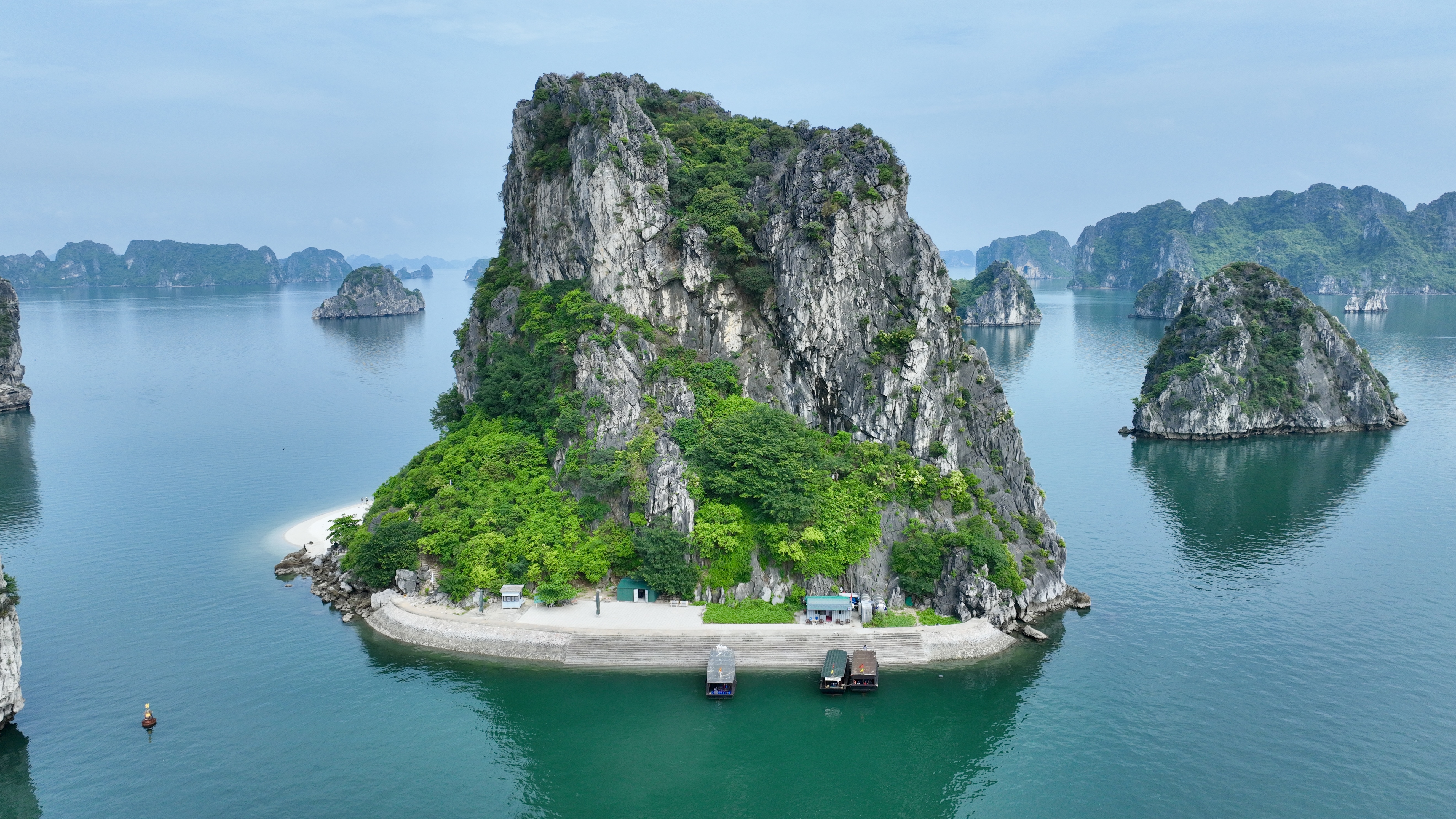 Thien Canh Son Cave, Bai Tu Long Bay