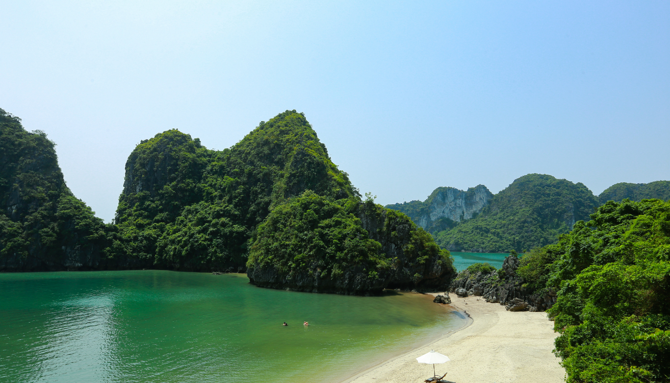 Cap La Island, Bai Tu Long Bay